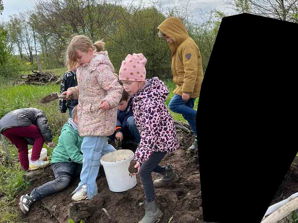 Das Hochbeet säubern