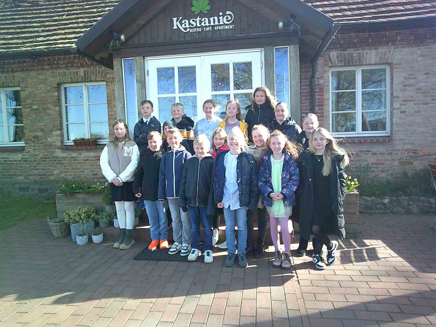 Klassenfoto vor der Gaststätte