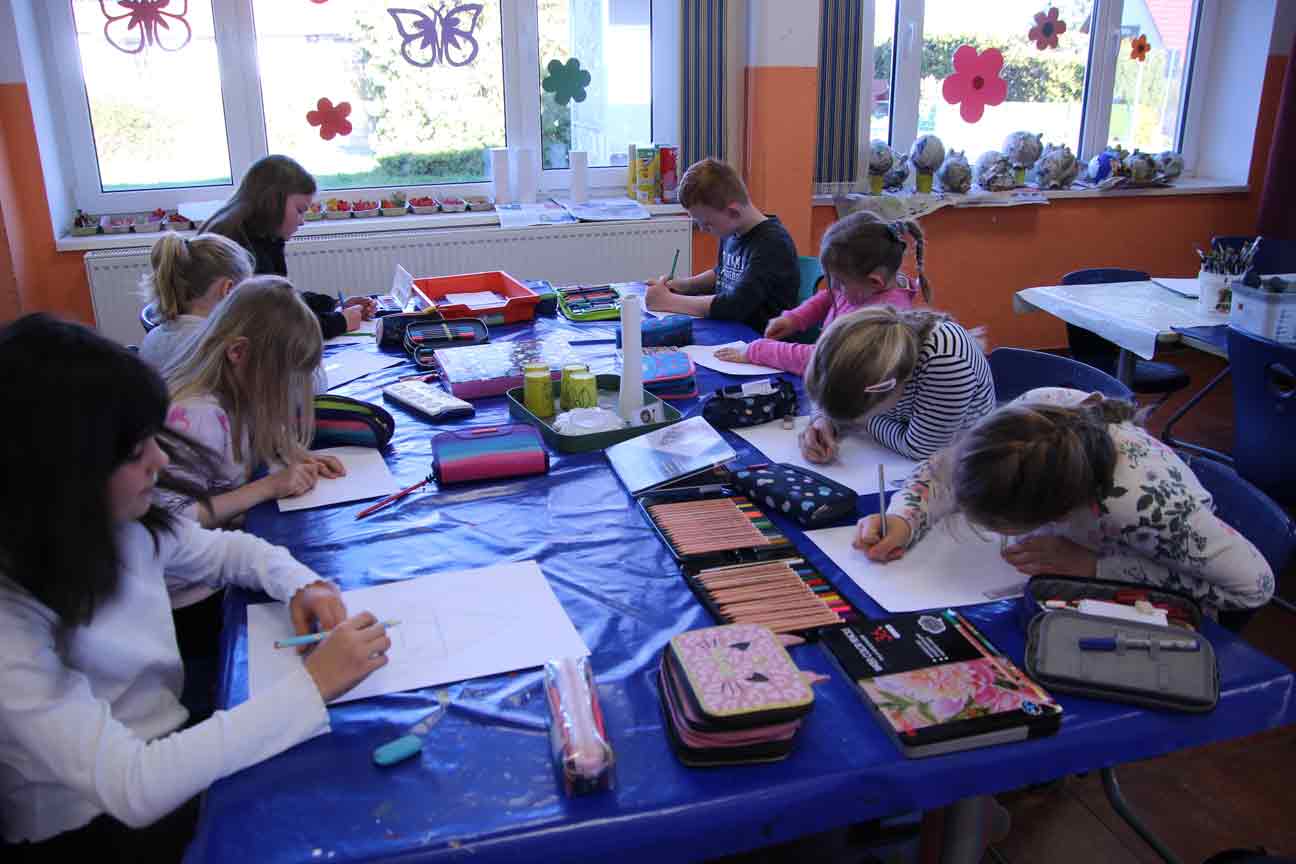 Kinder beim Malen