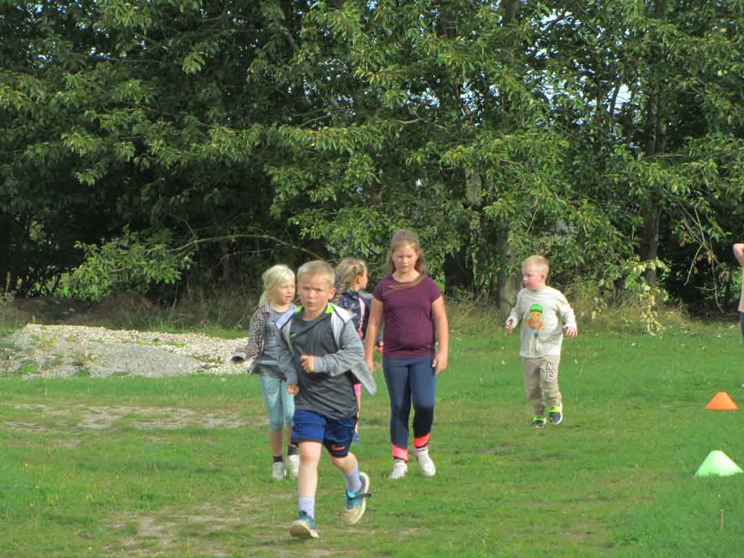 Kinder laufen