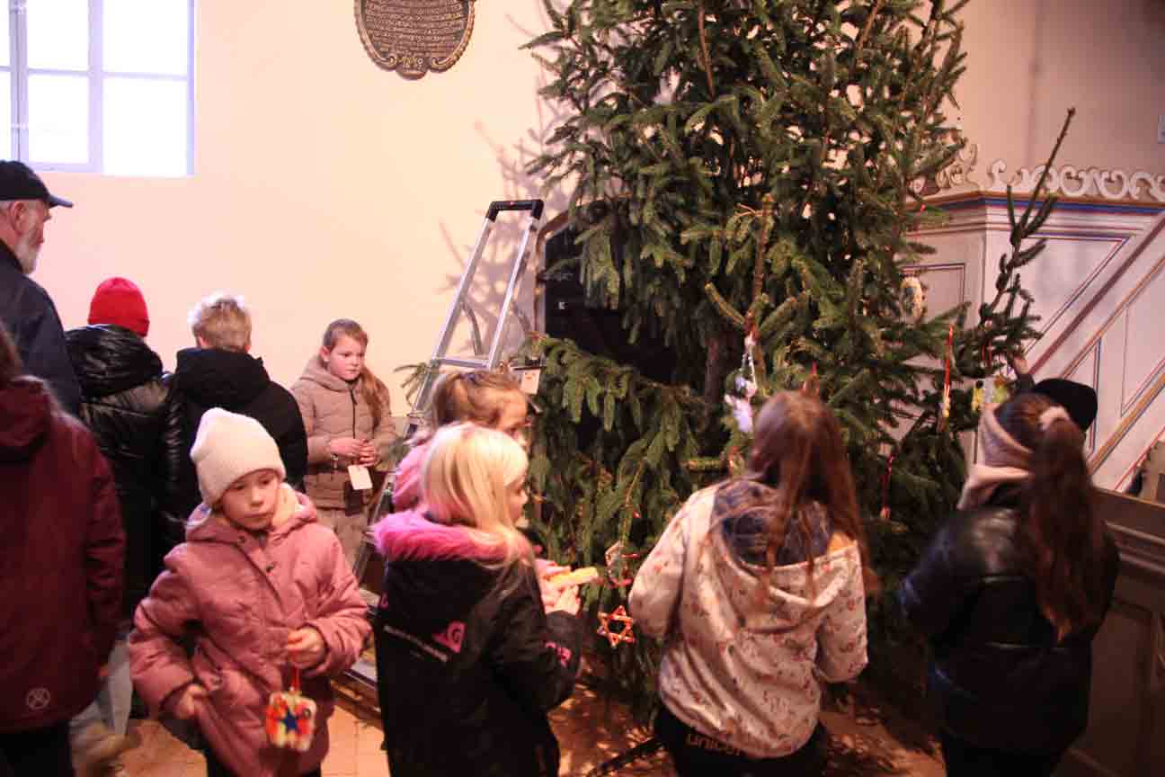 Kinder beginnen zu schmücken